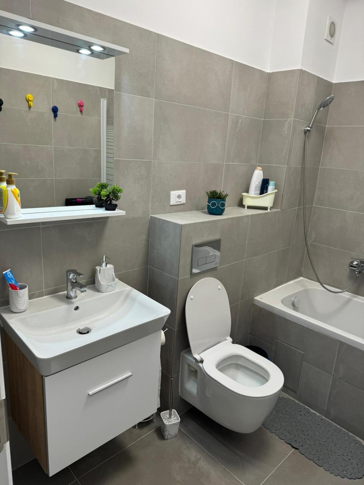 The Moon View Apartment Букурещ Екстериор снимка
